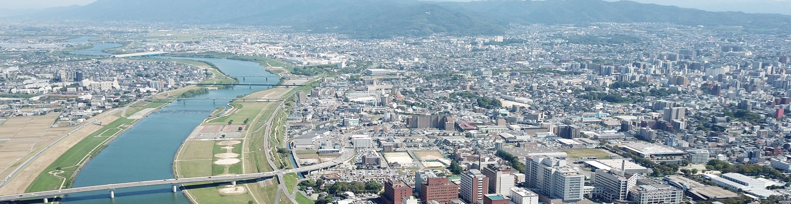 久留米市街と筑後川を上空から見た風景
