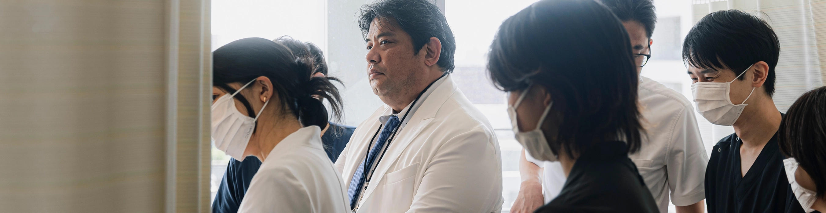 診察に向かう医師と医療スタッフ