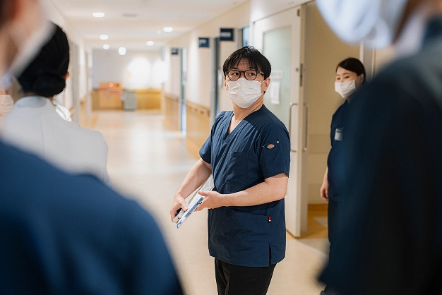 病棟での案内の様子