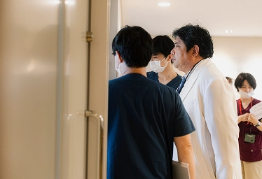 病棟で打ち合わせをする医師と医療スタッフ