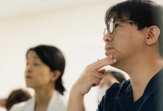 スクラブ姿で前方を見つめる医師